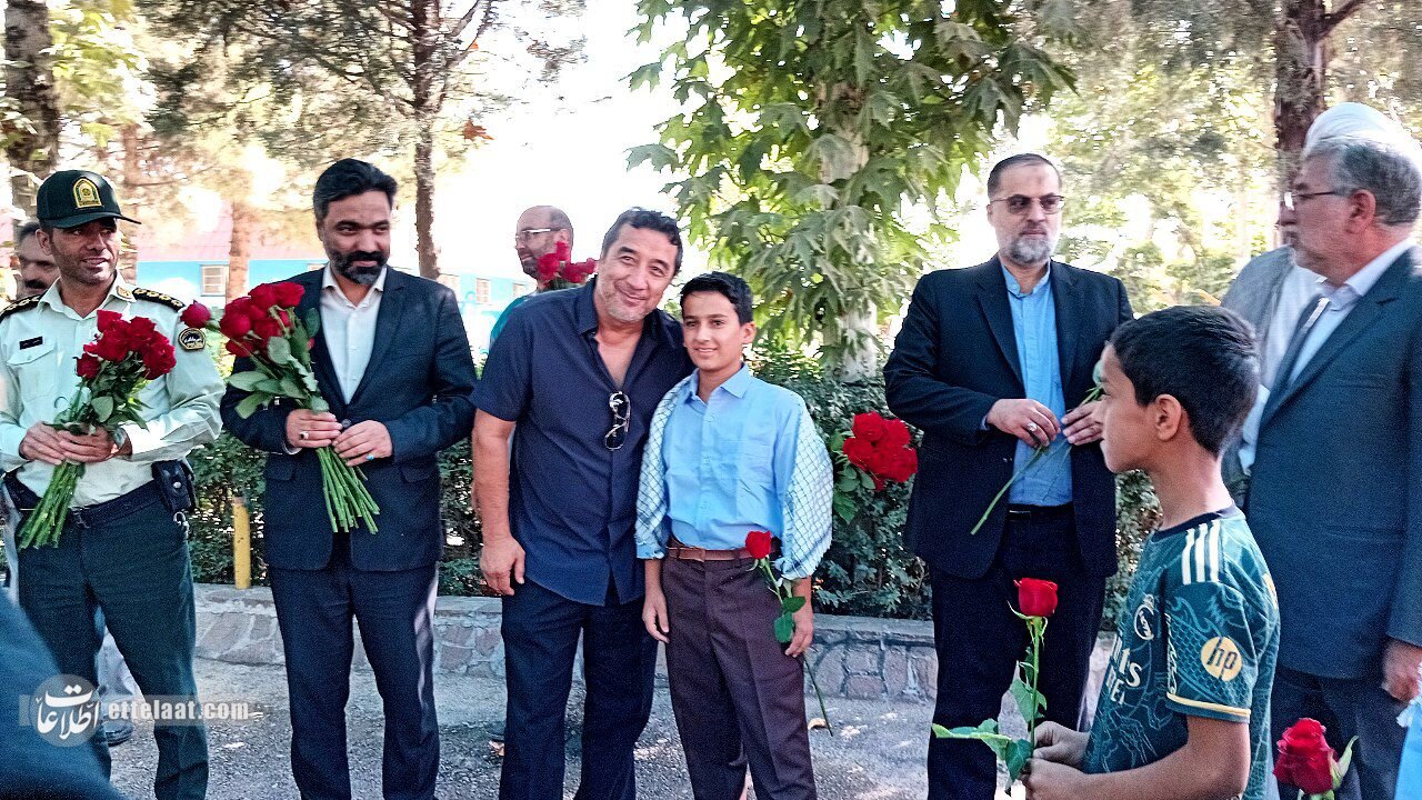 صف عکس یادگاری دانش آموزان با خداد عزیزی! +ویدیو