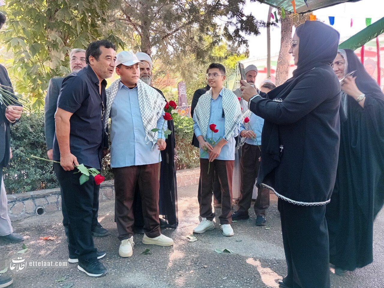 صف عکس یادگاری دانش آموزان با خداد عزیزی! +ویدیو