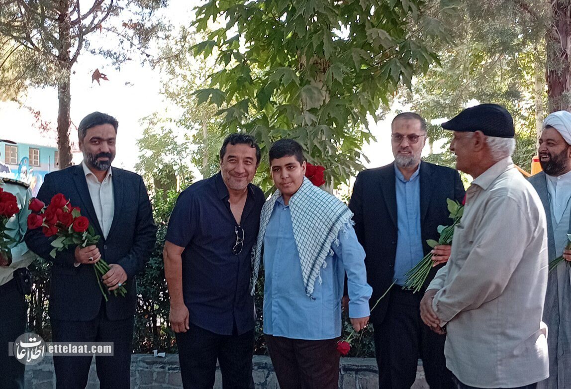 صف عکس یادگاری دانش آموزان با خداد عزیزی! +ویدیو