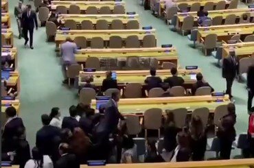 صحن سازمان ملل هنگام سخنرانی منفورترین رئیس دولت در جهان +ویدیو