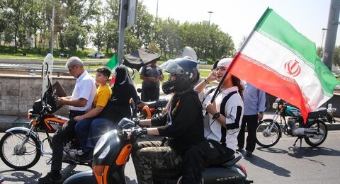 پوشش متفاوت دختران موتورسوار در رزمایش «جان‌فدای ایران» +عکس