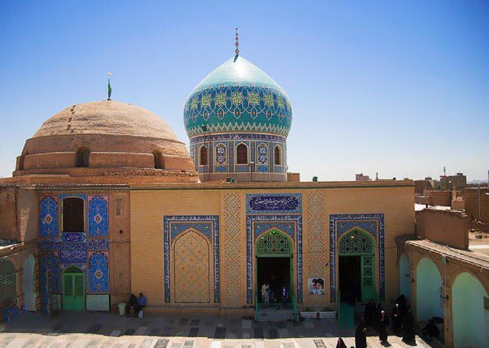 تعویض پرچم حرم حضرت موسی مبرقع(ع)