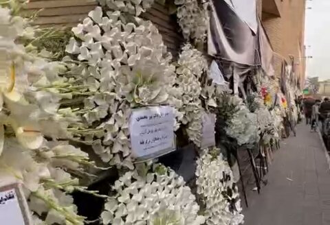 تصاویر عجیب از صدها دسته‌گل و بنر در مراسم ختم مادر یک مقام ارشد دولتی +ویدیو