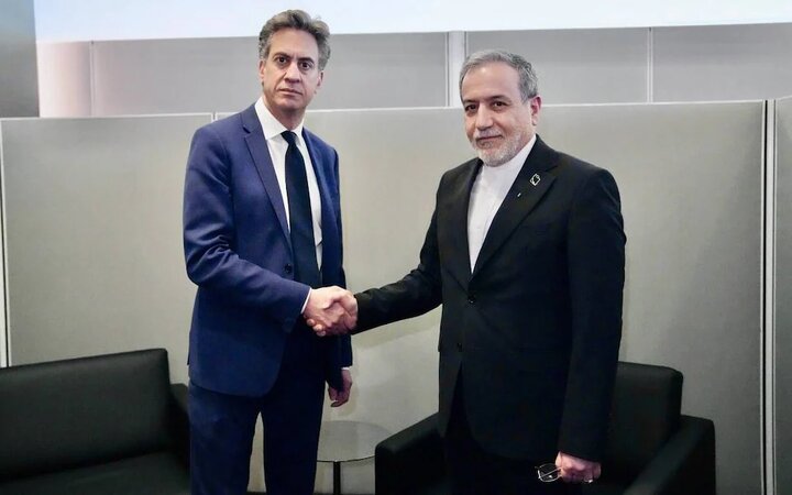دردسرهای دست دادن با عراقچی برای وزیر خارجه بریتانیا؛ میلیبند باید درباره تهدیدهای ایران پاسخگو باشد