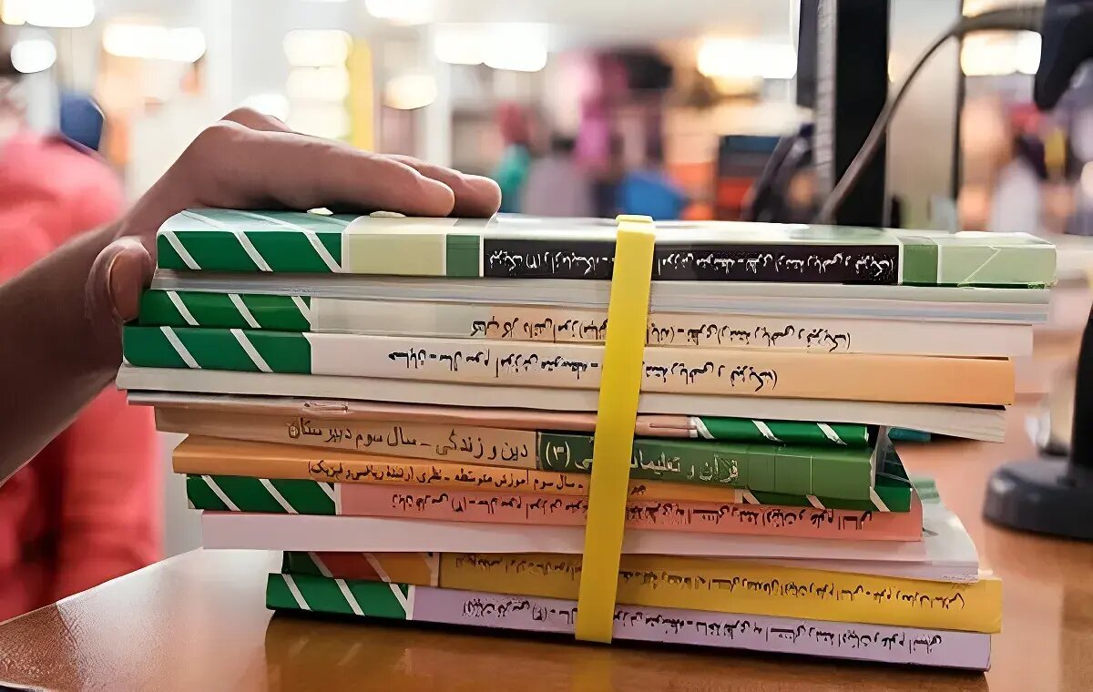 بحران تامین کتاب درسی؛ سرگردانی دانش‌آموزان دیر ثبت‌نام‌شده در مشهد