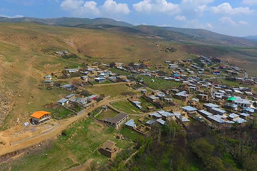 روستای خرمکوه، محصور شده در میان کوه، چشمه و آبشار