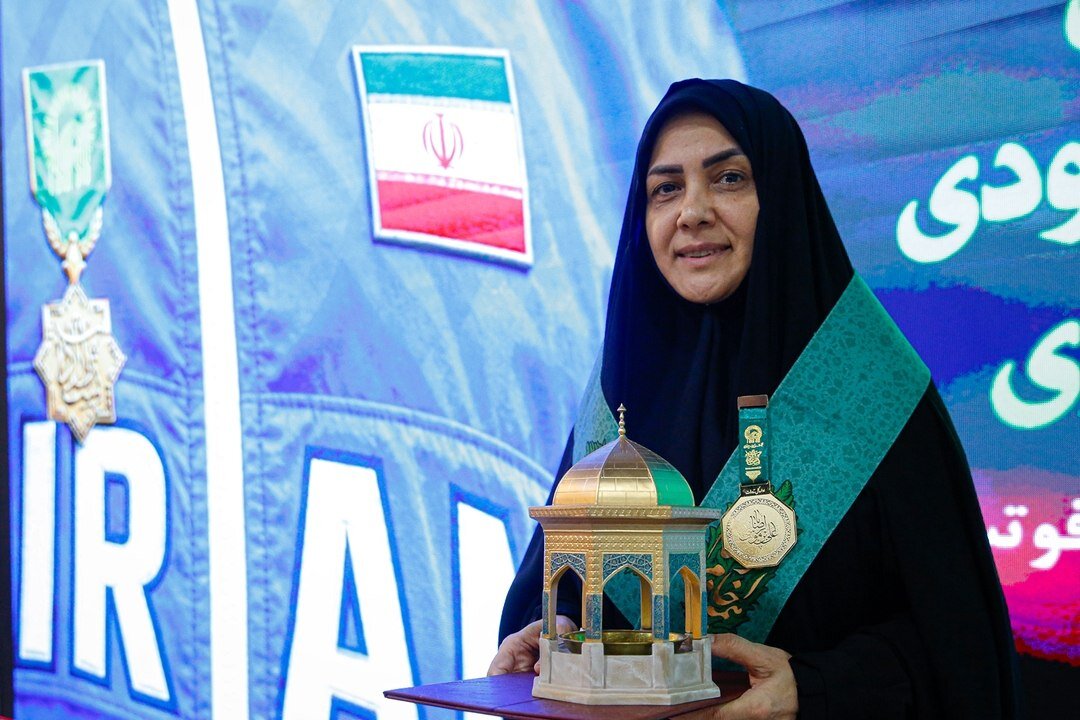 اهدای مدال مربی تیم ملی فوتسال بانوان به موزه رضوی