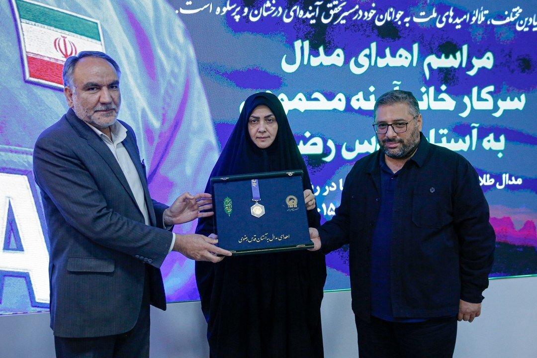 اهدای مدال مربی تیم ملی فوتسال بانوان به موزه رضوی