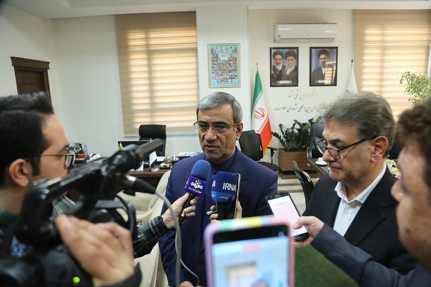 تجمع داروسازان مشهد با میانجی&zwnj;گری استانداری و بیمه سلامت برگزار نشد؛ تدارک برای رفع کمبود بودجه دارو