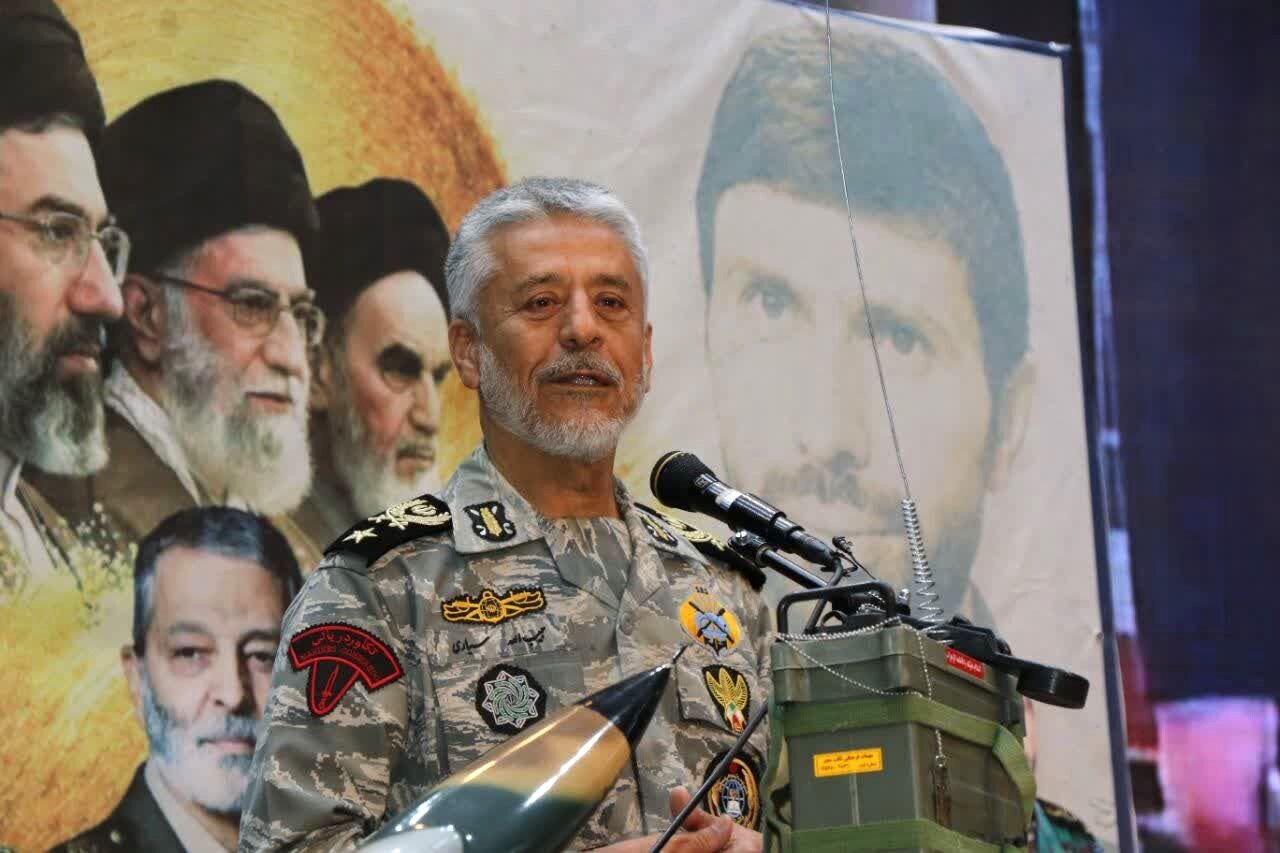 دریادار سیاری: ما جلوی دشمن میایستیم و تسلیم نمیشویم