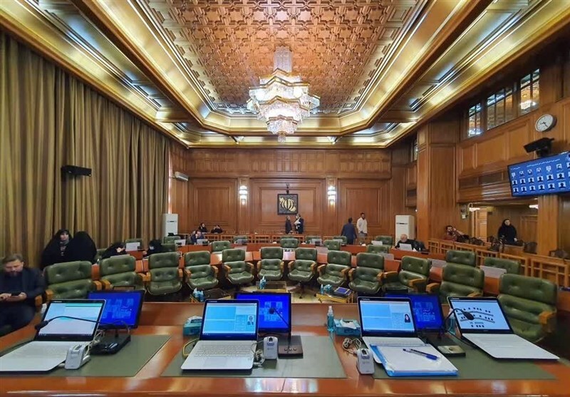جلسه زاکانی با تعدادی از اعضای شورای شهر پشت در بسته
