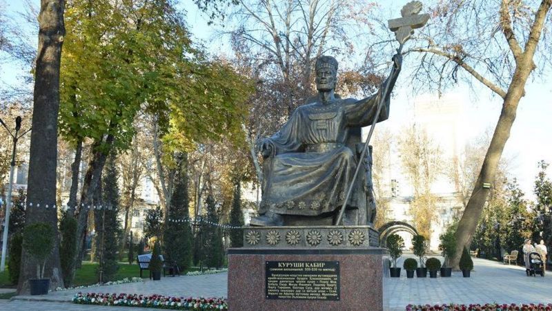 تندیس کوروش کبیر در تاجیکستان رونمایی شد +عکس