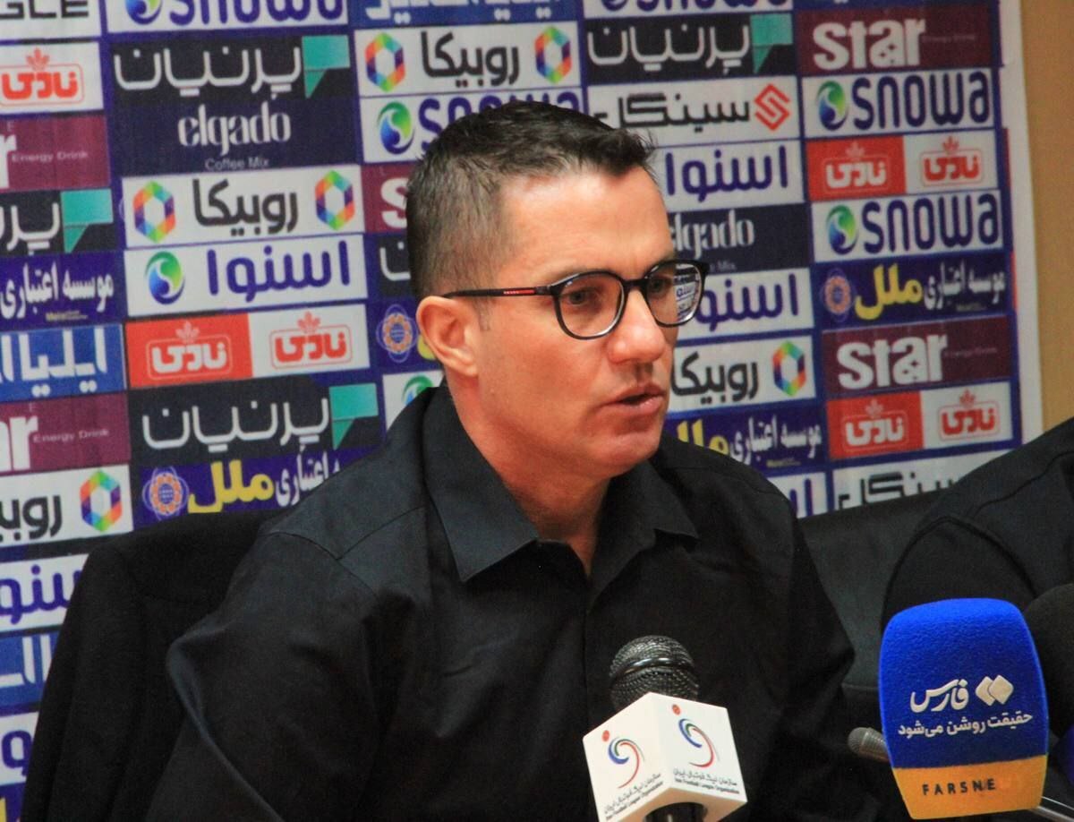 رنگ پیراهن سرمربی پرسپولیس خبرساز شد +عکس