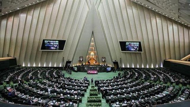 روزنامه جوان به رسایی: هم بی‌تعهدی هم متوهمی هم تخصص نداری!