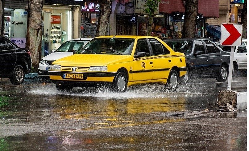 جاده‌های ۱۵ استان کشور بارانی می‌شود