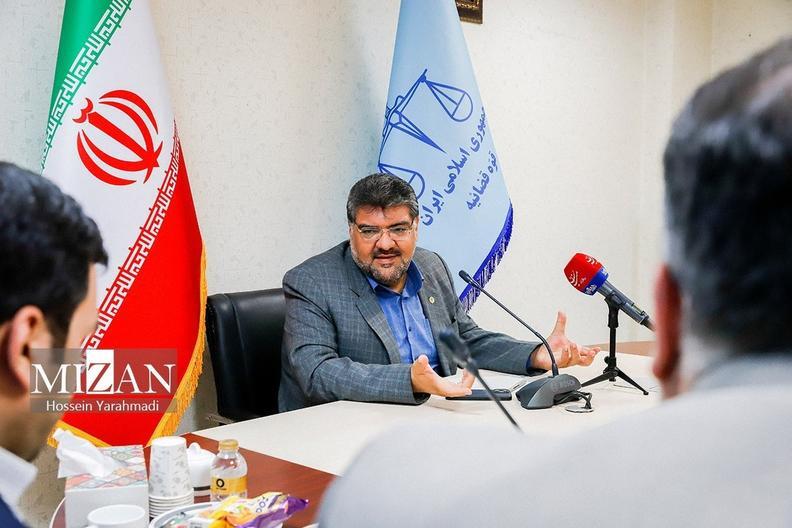 ۹۰ درصد پرونده‌ها بدون وکیل به دادگاه‌ها می‌روند که مشکلات و گرفتاری‌های خاص خودش را دارد.