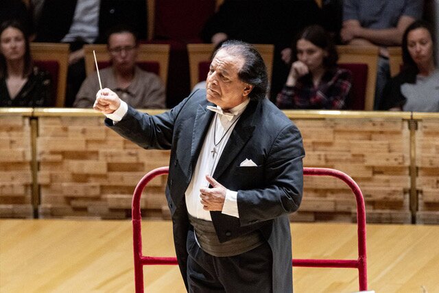 روس‌ها مبهوت هنرنمایی رهبر ارکستر ایرانی شدند