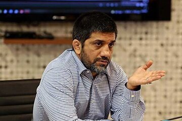 عکسی عجیب از نوع نشستن «علیرضا دبیر» مقابل سفیر هند!