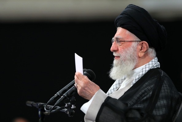 رهبر انقلاب: با راحت طلبی، حسرت خوردن و نق زدن کاری پیش نمی‌رود