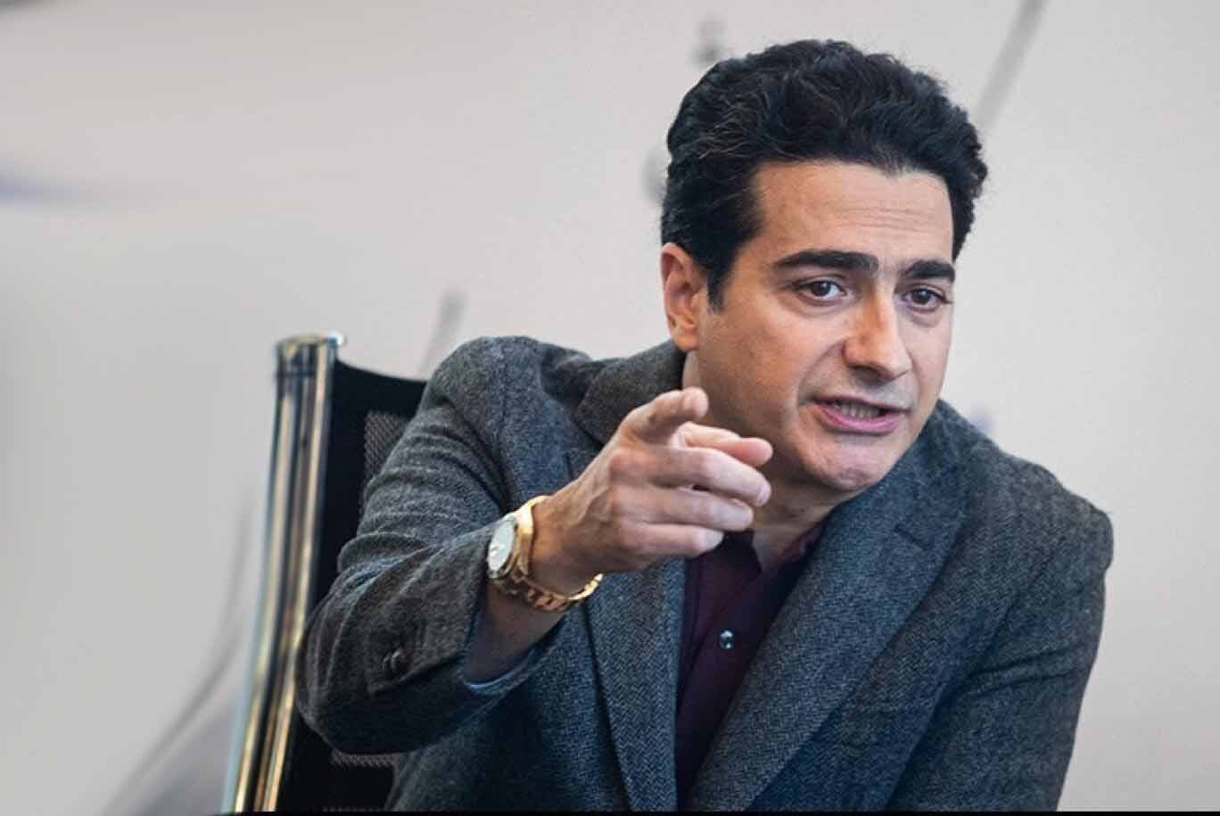 عکس| عادل فردوسی‌پور ساعت ۹۰۰ میلیونی همایون شجریان را رو كرد!