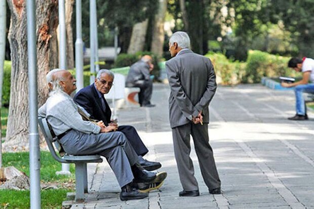 بازنشستگان منتظر افزایش حقوق باشند
