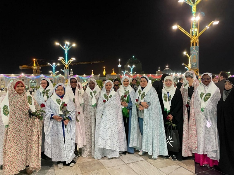 عکس| مهمانان خارجی جشنواره خورشید با چادر در حرم امام رضا(ع)