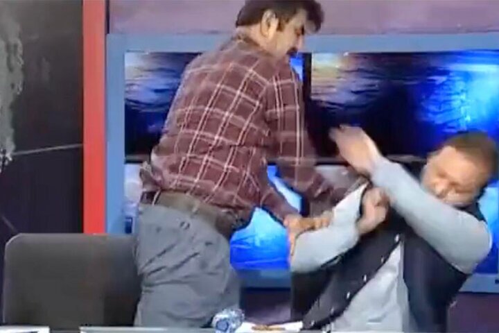 ویدئو| کتککاری نماینده پارلمان پاکستان روی آنتن زنده! ویدئو| کتککاری نماینده پارلمان پاکستان روی آنتن زنده!