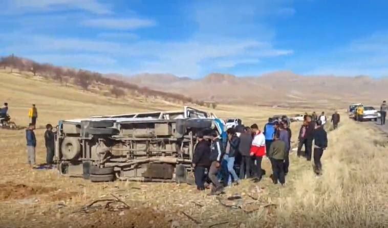 مینی‌بوس دختران لرستانی در جاده واژگون شد +عکس