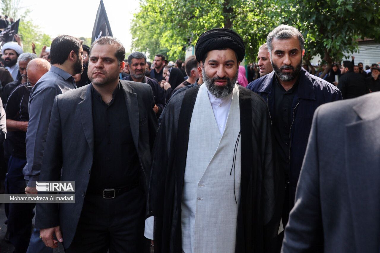 عکس| فرزند رهبر انقلاب در مراسم تشییع پیکر رئیس‌جمهور